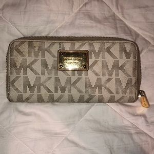 Michael Kors Zippy Wallet